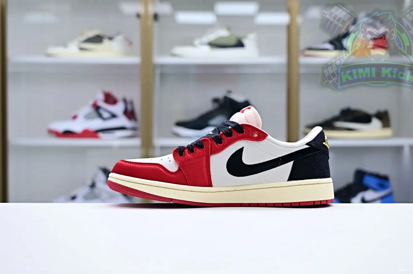 Trophy Kimikick Air “Away” 1 Room x Jordan Jordan Low OG 0506